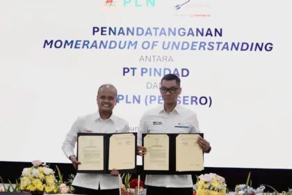 Penandatanganan MoU yang dilakukan antara Direktur Utama PLN, Darmawan Prasodjo (kanan) dengan PT Pindad, Sigit P. Santosa (kiri) dengan ruang lingkup kerja sama studi pengembangan potensi pembangkit pikohidro dan mikrohidro dalam mendukung elektrifikasi dan transisi energi di Indonesia.