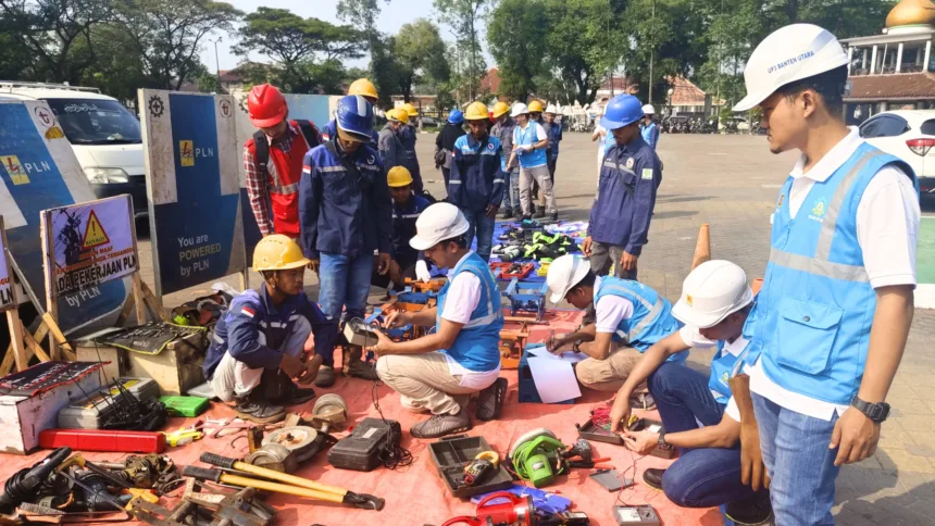 PLN UID Banten dan mitra kerja melakukan pengecekan peralatan kerja dan penggunaan Alat Pelindung Diri (APD). Proses ini bertujuan memastikan seluruh peralatan dan kelengkapan keselamatan sesuai dengan standar K3 disetiap pekerjaan.