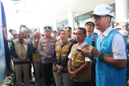 Menteri ESDM, Bahlil Lahadalia (kedua dari kanan), mendengarkan pemaparan dari Direktur Utama PLN, Darmawan Prasodjo (kanan), mengenai kesiapan infrastruktur kelistrikan dan fasilitas pengisian daya kendaraan listrik di SPKLU Pelabuhan Merak, Banten.