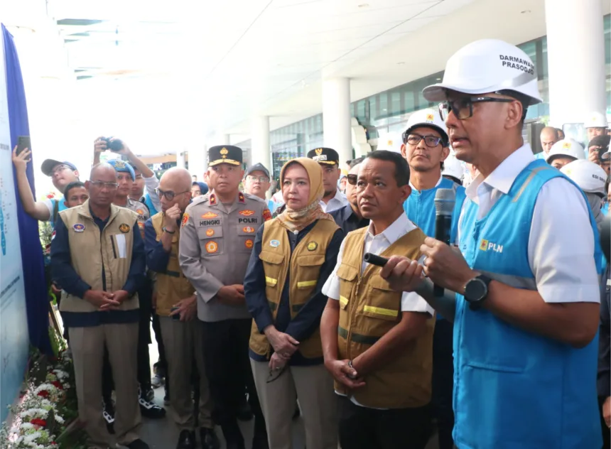 Menteri ESDM, Bahlil Lahadalia (kedua dari kanan), mendengarkan pemaparan dari Direktur Utama PLN, Darmawan Prasodjo (kanan), mengenai kesiapan infrastruktur kelistrikan dan fasilitas pengisian daya kendaraan listrik di SPKLU Pelabuhan Merak, Banten.