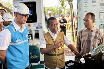 Menteri ESDM, Bahlil Lahadalia (tengah) didampingi Direktur Utama PLN, Darmawan Prasodjo (kiri) berbincang dengan salah satu pengguna kendaraan listrik, Daniel (kanan) dan melakukan simulasi charging kendaraan listrik di SPKLU Pelabuhan Merak, Banten.