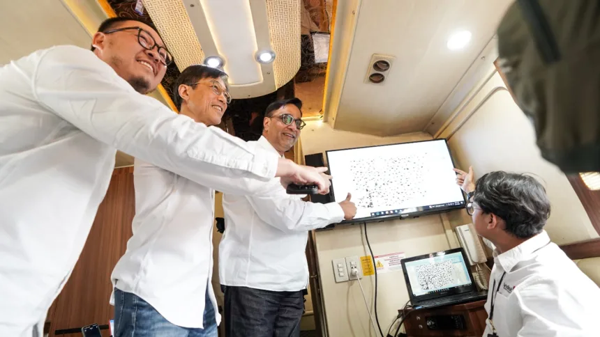 Indosat berkomitmen mendukung kelancaran komunikasi pelanggan di seluruh Indonesia, khususnya selama periode Ramadan dan Idulfitri 1446H. Mewujudkan komitmen ini, Indosat melakukan berbagai upaya untuk menghadirkan konektivitas yang andal, memungkinkan pelanggan untuk tetap terhubung dengan keluarga dan orang-orang terkasih di momen penuh berkah ini. Foto : Indosat