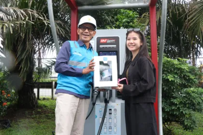 Bella (kanan), pengguna kendaraan listrik, mengapresiasi layanan Posko SPKLU PLN yang responsif dan ramah. Ia berfoto bersama General Manager PLN UID Banten, Moch Andy Adchaminoerdin (kiri), saat melakukan pengisian daya kendaraan listrik di Rest Area 13.5 A Jakarta Merak.