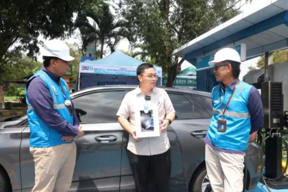 Edwin Darmawan (tengah) bersama General Manager PLN UID Banten, Moch. Andy Adchaminoerdin (kanan) dan Manager UP3 Banten Utara, Hanfi Adrhean Abidin (kiri), saat menyampaikan rasa puasanya atas layanan SPKLU selama perjalanan mudik di SPKLU Rest Area KM 68 A.