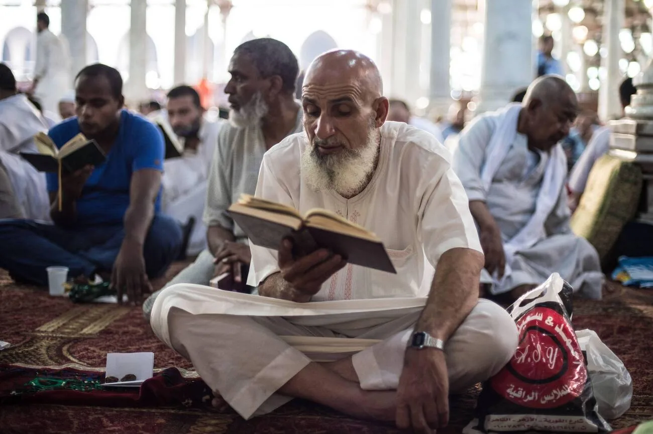 Tradisi Unik Ramadan di Berbagai Negara: 7 Momen Menarik yang Perlu Kamu Tahu 12 Seorang Muslim Mesir membaca Al-Qur'an di Masjid Amr Ibn al-As sebelum Lailatul Qadar, atau Malam Ketetapan, yang merupakan salah satu malam ganjil dari sepuluh hari terakhir bulan Ramadan, di Kairo, Mesir, pada 13 Juli 2015.