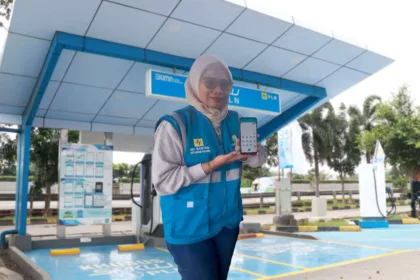 Saat mayoritas pemudik berbondong-bondong kembali ke kota usai Idul Fitri, Estuning Rahayu justru tetap siaga di posko tugasnya.