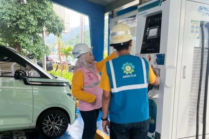 Anis Lathifa melakukan pengecekan dan memastikan keandalan Stasiun Pengisian Kendaraan Listrik Umum (SPKLU) dalam menghadapi arus mudik Lebaran 2025.