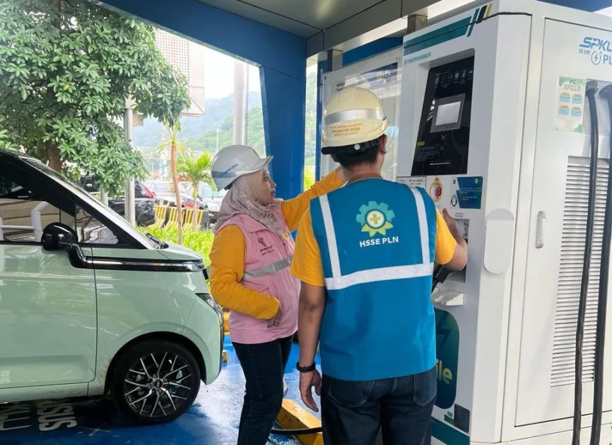 Anis Lathifa melakukan pengecekan dan memastikan keandalan Stasiun Pengisian Kendaraan Listrik Umum (SPKLU) dalam menghadapi arus mudik Lebaran 2025.