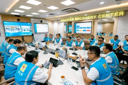 Direktur Utama PLN, Darmawan Prasodjo, mengadakan teleconference dengan seluruh unit PLN, subholding, dan anak perusahaan untuk memastikan keandalan kelistrikan selama Hari Raya.