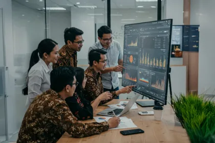 Ilustrasi tim marketing sedang menyusun strategi dan alokasi marketing budget di depan papan strategi digital.