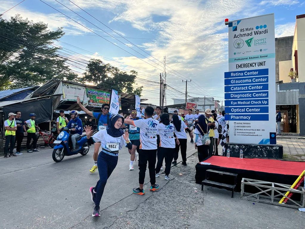 Siswa Papua Juara 3 Lomba Lari Run For Vision 2025, Bukti Mimpi Tak Kenal Batas 10 Peserta 5K Run For Vision 2025 melintasi depan RS Mata Achmad Wardi Serang dengan semangat tinggi