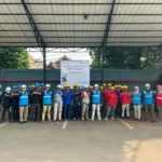 Manager PLN Unit Pelaksana Pelayanan Pelanggan (UP3) Cikokol, Badruz Zaman, bersama petugas lapangan berfoto usai apel penyalaan serentak Pasang Baru dan Perubahan Daya pelanggan tegangan rendah, sebagai bagian dari pelaksanaan Program Juliet di wilayah kerja UP3 Cikokol.