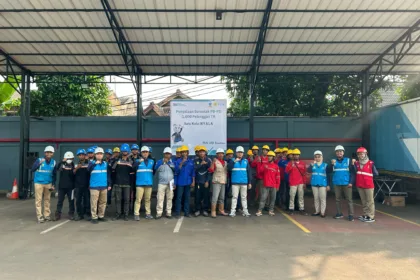 Manager PLN Unit Pelaksana Pelayanan Pelanggan (UP3) Cikokol, Badruz Zaman, bersama petugas lapangan berfoto usai apel penyalaan serentak Pasang Baru dan Perubahan Daya pelanggan tegangan rendah, sebagai bagian dari pelaksanaan Program Juliet di wilayah kerja UP3 Cikokol.