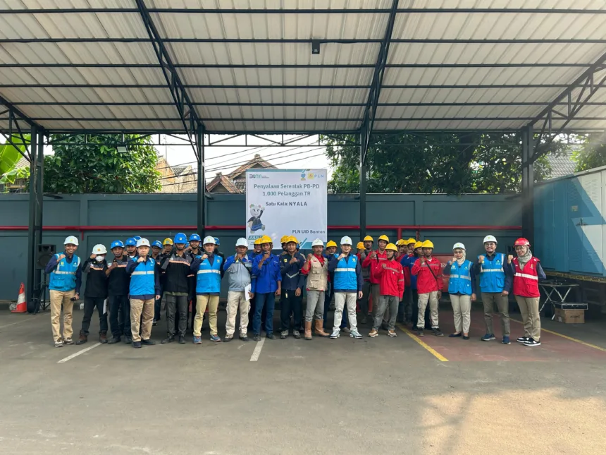 Manager PLN Unit Pelaksana Pelayanan Pelanggan (UP3) Cikokol, Badruz Zaman, bersama petugas lapangan berfoto usai apel penyalaan serentak Pasang Baru dan Perubahan Daya pelanggan tegangan rendah, sebagai bagian dari pelaksanaan Program Juliet di wilayah kerja UP3 Cikokol.