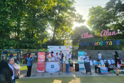 Pegawai PLN UID Banten membantu warga mendaftar promo diskon tambah daya listrik 50% di pusat perbelanjaan