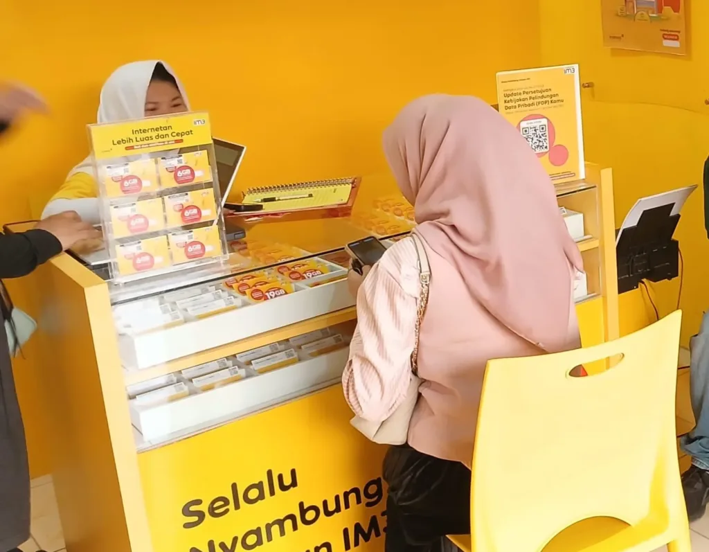 Mitra IM3 Tangerang Hadir di 93 Titik, Perluas Akses Digital ke Desa 10 Warga mengakses layanan langsung di gerai Mitra IM3 Tangerang yang kini hadir di 93 titik. Inisiatif ini memperluas akses digital hingga ke pelosok desa.