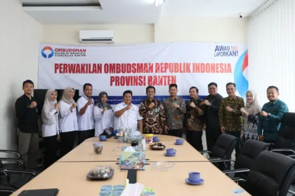 Jajaran manajemen PLN UID Banten bersama tim Ombudsman RI Provinsi Banten berfoto bersama usai pertemuan silaturahmi di Kantor Perwakilan Ombudsman RI Provinsi Banten