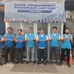 Petugas PLN bersiaga di Masjid Kasepuhan Tangerang saat pelaksanaan Idul Adha 2025