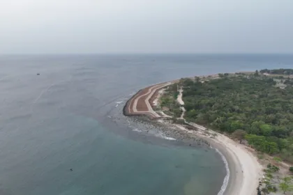 PT PLN (Persero) melalui Unit Induk Distribusi (UID) Banten menggandeng PT Banten West Java Tourism Development (BWJ)—anak usaha PT Jababeka Tbk yang mengelola kawasan wisata strategis Tanjung Lesung—untuk membangun Stasiun Pengisian Kendaraan Listrik Umum (SPKLU) pertama di kawasan tersebut.