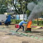 PLN UP3 Serpong menggelar simulasi tanggap darurat bersama BPBD Tangsel. Komitmen terhadap K3 ini menjadi bagian dari strategi keselamatan kerja berkelanjutan.