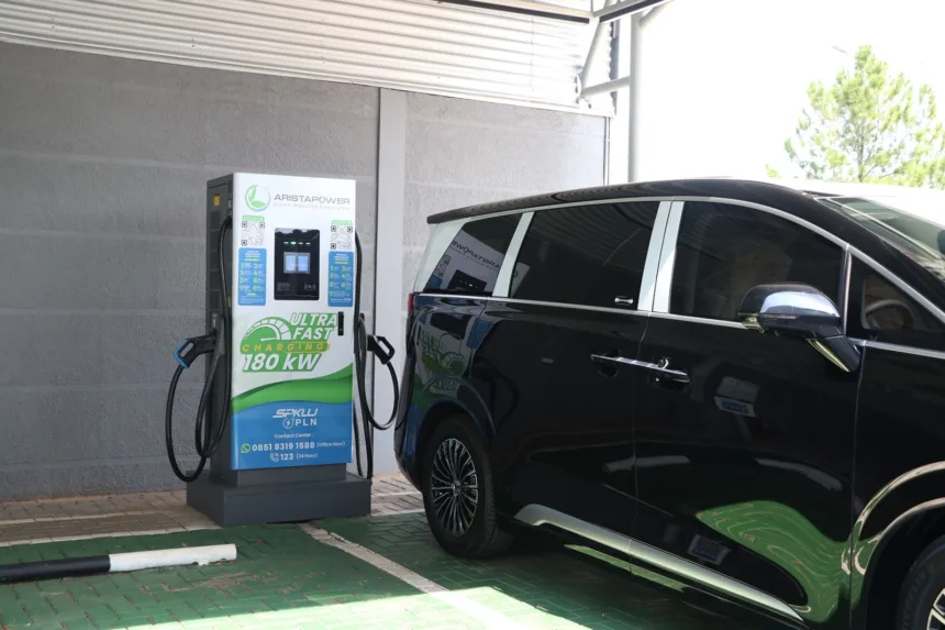 Salah satu unit SPKLU Ultra Fast Charging berkapasitas 180 kW yang berlokasi di Denza Arista BSD City. Fasilitas ini mampu mengisi daya kendaraan listrik hanya dalam hitungan menit, menjadi bukti kesiapan infrastruktur dalam mendukung ekosistem kendaraan listrik.