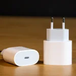 Belum punya adaptor charger iPhone original? Tenang, ini dia solusi aman dan hemat dengan rekomendasi brand charger bersertifikasi MFi.