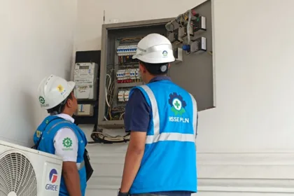 Tim Teknik PLN UP3 Teluk Naga turun langsung meninjau area sekitar Masjid Kasepuhan Tangerang Raya untuk memastikan seluruh sistem kelistrikan berfungsi dengan baik, aman, dan andal.
