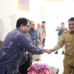Manager PLN UP3 Teluk Naga, Muhammad Wardi Hadi (kiri), berdiskusi langsung dengan Bupati Tangerang, Drs. Moch. Maesyal Rasyid, M.Si. (kanan), membahas komitmen PLN dalam mendukung pertumbuhan daerah, keandalan pasokan listrik, serta edukasi penggunaan energi bersih dan efisien.