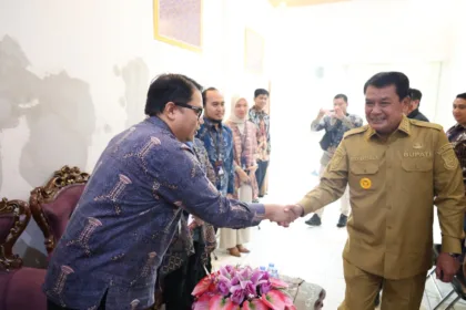 Manager PLN UP3 Teluk Naga, Muhammad Wardi Hadi (kiri), berdiskusi langsung dengan Bupati Tangerang, Drs. Moch. Maesyal Rasyid, M.Si. (kanan), membahas komitmen PLN dalam mendukung pertumbuhan daerah, keandalan pasokan listrik, serta edukasi penggunaan energi bersih dan efisien.