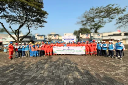 Foto bersama seluruh tim pelaksana Sinergi PDKB UP3 Cikupa usai apel pembukaan kegiatan pada Senin, 21 Juli 2025. Kegiatan ini melibatkan 70 personel dari berbagai unit, yang akan menuntaskan 140 titik pekerjaan pemeliharaan jaringan listrik bertegangan tanpa pemadaman di wilayah kerja UP3 Cikupa.