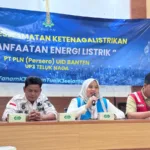 PLN UP3 Teluk Naga menggelar sosialisasi keselamatan listrik dan PLN Mobile di Desa Rawa Kidang, Tangerang. Warga antusias belajar teknologi dan keselamatan bersama PLN.