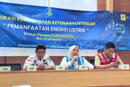 PLN UP3 Teluk Naga menggelar sosialisasi keselamatan listrik dan PLN Mobile di Desa Rawa Kidang, Tangerang. Warga antusias belajar teknologi dan keselamatan bersama PLN.