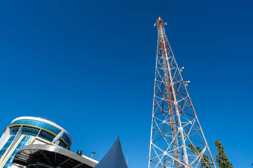 Infrastruktur jaringan Indosat terus diperkuat sebagai bagian dari transformasi menjadi AI-TechCo. Momentum ini menandai komitmen Indosat dalam mendukung masa depan digital Indonesia.