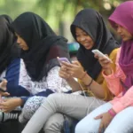 Laporan State of Mobile 2024 dari data.ai menyebut bahwa rata-rata pengguna di Indonesia menatap layar selama 6,05 jam per hari — satu-satunya negara yang melampaui angka enam jam di dunia.