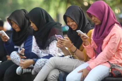 Laporan State of Mobile 2024 dari data.ai menyebut bahwa rata-rata pengguna di Indonesia menatap layar selama 6,05 jam per hari — satu-satunya negara yang melampaui angka enam jam di dunia.