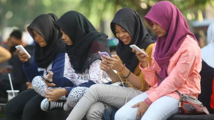 Laporan State of Mobile 2024 dari data.ai menyebut bahwa rata-rata pengguna di Indonesia menatap layar selama 6,05 jam per hari — satu-satunya negara yang melampaui angka enam jam di dunia.