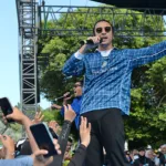 Musisi nasional Ello tampil memukau di panggung PLN Mobile Jawara Run 2025, menghibur peserta dan masyarakat yang hadir di Kawasan Pusat Pemerintahan Provinsi Banten (KP3B). Selain membawakan lagu-lagu andalannya, Ello juga mengajak masyarakat untuk mengenal layanan digital PLN melalui aplikasi PLN Mobile.