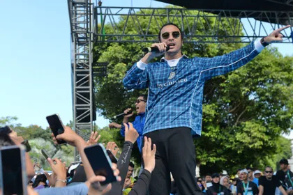 Musisi nasional Ello tampil memukau di panggung PLN Mobile Jawara Run 2025, menghibur peserta dan masyarakat yang hadir di Kawasan Pusat Pemerintahan Provinsi Banten (KP3B). Selain membawakan lagu-lagu andalannya, Ello juga mengajak masyarakat untuk mengenal layanan digital PLN melalui aplikasi PLN Mobile.