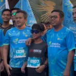 Dari ribuan pelari dewasa, satu nama mungil mencuri perhatian. Muhammad Daffa Aufar Al Ghifari, bocah berusia 11 tahun asal Rangkasbitung, tampil mencolok bukan karena kelincahannya semata, tapi karena tekadnya yang besar.