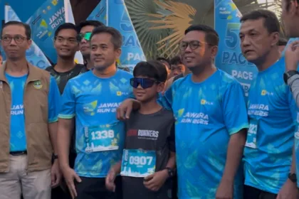 Dari ribuan pelari dewasa, satu nama mungil mencuri perhatian. Muhammad Daffa Aufar Al Ghifari, bocah berusia 11 tahun asal Rangkasbitung, tampil mencolok bukan karena kelincahannya semata, tapi karena tekadnya yang besar.