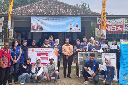 Mahasiswa KKM 09 Universitas Bina Bangsa bersama Lurah Pancalaksana, Sadeli, S.Sos., M.Si., usai penyerahan struktur organisasi dan peta Kelurahan Pancalaksana, Kecamatan Curug, Kota Serang, Banten, Kamis (14/8/2025). (Foto: Riska)