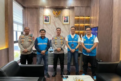 Manager PLN UP3 Banten Selatan, Muhammad Ardian (tengah kanan), bersama Kapolres Lebak, AKBP Herfio Zaki, S.I.K., M.H. (tengah), saat kunjungan silaturahmi di Mapolres Lebak sebagai bentuk penguatan sinergi antar institusi untuk mendukung layanan kelistrikan yang aman dan tertib.