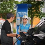 Ilustrasi pegguna kendaraan listrik saat mengisi daya di Stasiun Pengisian Kendaraan Listrik Umum (SPKLU). Pengembangan solusi digital untuk ekosistem kendaraan listrik, seperti SPKLU dan layanan electric vehicle (EV) lainnya yang terintegrasi dengan PLN Mobile adalah salah satu strategi beyond kWh dari PLN. Strategi ini merupakan bagian dari visi PLN untuk menjadi perusahaan Energy as a Service (EaaS).