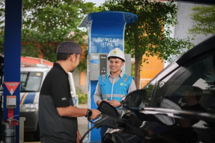 Ilustrasi pegguna kendaraan listrik saat mengisi daya di Stasiun Pengisian Kendaraan Listrik Umum (SPKLU). Pengembangan solusi digital untuk ekosistem kendaraan listrik, seperti SPKLU dan layanan electric vehicle (EV) lainnya yang terintegrasi dengan PLN Mobile adalah salah satu strategi beyond kWh dari PLN. Strategi ini merupakan bagian dari visi PLN untuk menjadi perusahaan Energy as a Service (EaaS).