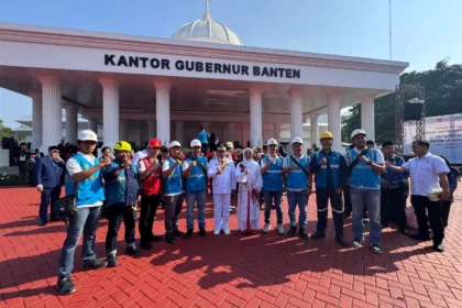 Gubernur Banten, Andra Soni, berfoto bersama petugas siaga PLN di halaman Kantor Gubernur Banten (KP3B), usai pelaksanaan upacara peringatan HUT ke-80 Kemerdekaan Republik Indonesia, Minggu (17/8). PLN UID Banten menegaskan komitmennya menjaga keandalan pasokan listrik demi kelancaran perayaan Hari Kemerdekaan.
