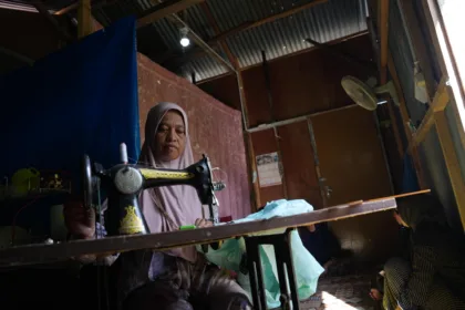 Zahara, seorang penjahit asal Gampong Pande, Banda Aceh, kini bisa menjahit dan mengembangkan usahanya setelah mendapatkan sambungan listrik mandiri melalui program Light Up The Dream PLN. Pada tahun ini, sampai dengan Agustus 2025 tercatat sebanyak 7.978 keluarga prasejahtera di 38 provinsi telah mendapat sambungan listrik gratis lewat program tersebut.