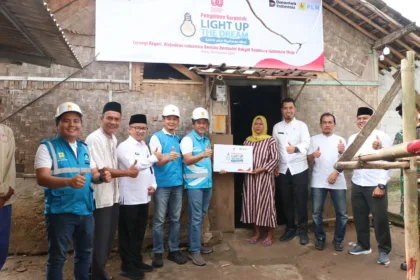 Sorot mata Maeni (tengah kanan) menyimpan cerita panjang penantian listrik di rumahnya. Melalui program Light Up The Dream, PLN UID Banten menyalakan harapan baru bagi keluarganya dan 86 keluarga lainnya di Banten.