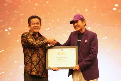 GM PLN UID Banten, Muhammad Joharifin (kiri), menerima penghargaan Entrepreneurial Marketing for Corporate Impact dari Founder & Chair MCorp, Hermawan Kartajaya, di Bandung, Jumat (22/8).