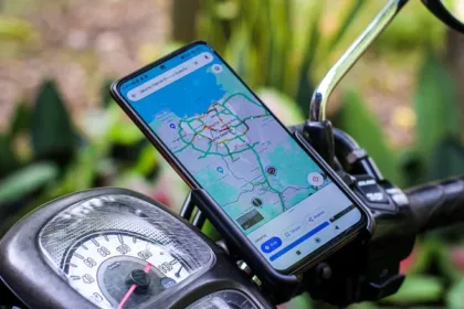 Buat kamu yang sering pesan ojek online, mendaftarkan alamat rumah di Google Maps sangat penting agar driver tidak kesulitan menemukan lokasi tujuan.