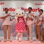 Perwakilan Sharp berfoto bersama karakter Hello Kitty
